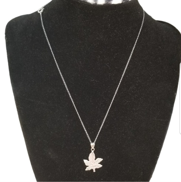 VINTAGE SK SIGNED STERLING SILVER CHAIN & LEAF PENDANT NECKLACE - Picture 1 of 5